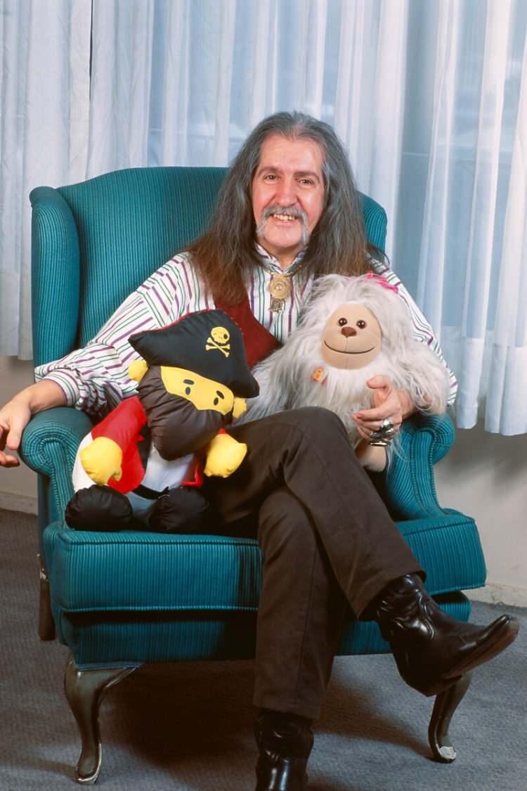 <p><strong>"Adam Olacak &Ccedil;ocuk" gibi &ccedil;ocuklar i&ccedil;in yaptığı eğitici &ouml;zg&uuml;n TV programları ile &ccedil;ocuklarında kalplerinde de &ccedil;ok &ouml;zel bir yere sahip olan Man&ccedil;o, kendine has tarzı ile milyonların sevgisini kazandı.</strong></p>
