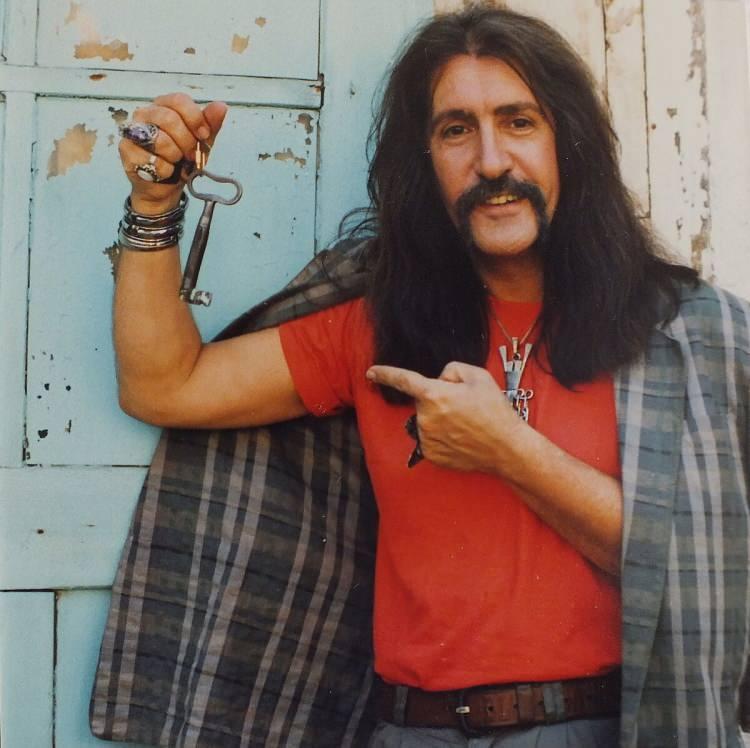 <p><strong>Uzun sa&ccedil;ları ve karakteristik bıyıklarıyla herkesin 'Barış abi'si olan &uuml;nl&uuml; sanat&ccedil;ı hakkında yıllar sonra ortaya &ccedil;ıkan bir detay g&uuml;ndeme geldi.</strong></p>
