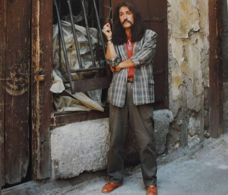 <p><strong>Daha &ouml;nce verdiği r&ouml;portajlarında da meşhur bıyığı hakkında konuşan Man&ccedil;o'nun bunun bir stil arayışından &ccedil;ok, yaşadığı kazanın ardından gelişen doğal bir s&uuml;re&ccedil; olduğunu dile getirdiği ortaya &ccedil;ıktı.</strong></p>
