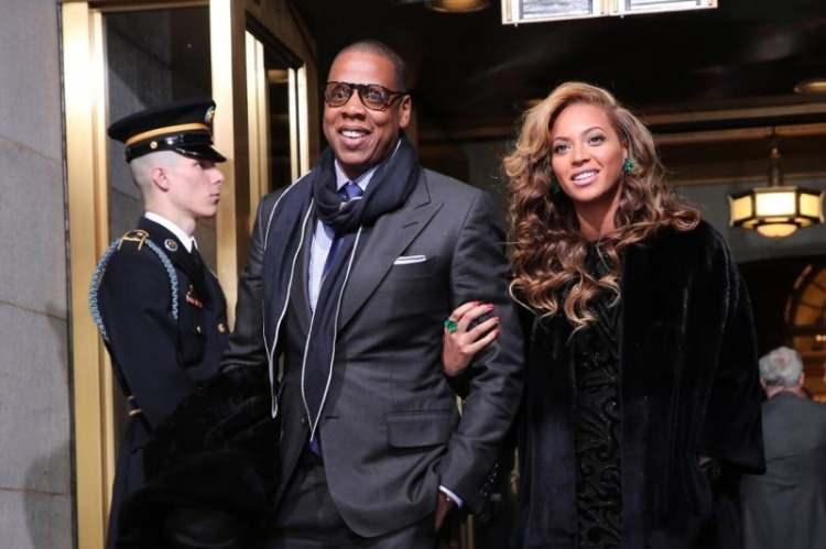 <p><span style="color:#FF0000"><strong>KALİFORNİYA TARİHİNİN EN PAHALI KONUT SATIŞI</strong></span></p>

<p><strong>&Ouml;te yandan &ccedil;ift, 2024 yılında ise Kaliforniya tarihinin en pahalı konut satışı olarak kayda ge&ccedil;en 190 milyon dolarlık Malibu malikanesini m&uuml;lkleri arasına ekledi. Tadao Ando imzalı beton yapı, 5,9 d&ouml;n&uuml;ml&uuml;k arazi &uuml;zerine kurulu ve kendine &ouml;zel bir plajı var.</strong></p>
