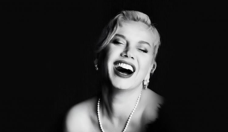 <p><strong>Haberin sosyal medyada duyulması</strong> <strong>&uuml;zerine, Aksu'nun</strong> <strong>hayranları, ge&ccedil;miş ​olsun</strong> <strong>dileklerinde bulundu.</strong></p>
