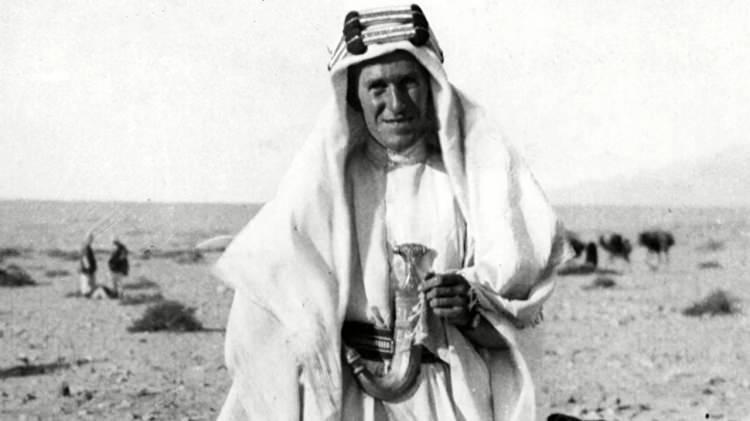 <p><span style="color:#B22222"><strong>SİYASİ HEDEFLER VE SUDAN BAĞLANTISI</strong></span></p>

<p><br />
Gerek entelicens servis merkezi ve gerek emperiyalist teşkilat resi karda bulunan amele fırkasının siyasetinden memnun değillerdir. Makdonalt'ın Mısır'dan sonra Filistin'e bir istiklal bahşetmek tasavvurunu mevkii tatbika koymadan Filistin'de bir ihtilal &ccedil;ıkartılarak istiklale layık olmadıkları maksadı istihdaf edilmiştir. Lavrens'in Sudan mıntakasına azimet etmiş olması keyfiyetinin de pek ziyade şayanı dikkat maksatlar ve esrarengiz tertibat ile alakadar olduğu temin edilmektedir.&nbsp;</p>
