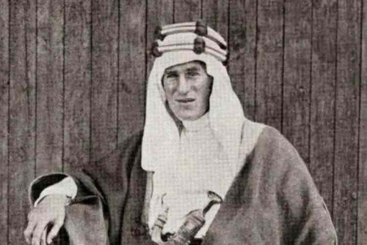 <p><em><strong>Binaenaleyh entelicens servis teşkilatı bu itilaf projesinin Mısır milletine arz edildiği bu sıralarda Mısır'da karışıklıklar ihdat edip Mısır'ın hen&uuml;z bu l&uuml;tfa layık olmadığı isbat edilecek ve bu suretle İngiliz parlamentosunda Makdonalt kabinesini zaif bir mevkie d&uuml;ş&uuml;rerek evvelce olduğu ve&ccedil;hile Mısır'ın sinesine bağdaş kurup oturacaktır. Mısır'da karışıklıklar ihdas ve tertip i&ccedil;in en iyi vasat şimdiki halde Sudan'dır. Sudan'da halihazırda yalnız İngiliz idaresi ve emperiyalist amalile meşbu İngiliz idare adamları ve Sudan'ın daimi bir surette Mısır'la ittisalı bulunduğundan Sudan'da Mısır i&ccedil;in pek emin olarak bir suikastın ihzarı ve talim edilmiş ajanların Mısır'a ithal edilip menfi propagandalar ve tahribat yapılması pek basit bir keyfiyettir."</strong></em></p>
