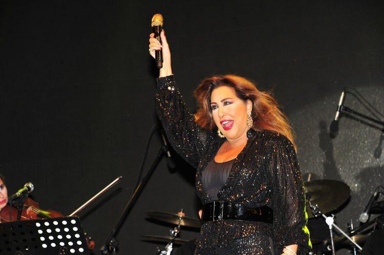 <p><strong>Son d&ouml;nemlerde yapay zeka teknolojisi ile &uuml;retilen şarkıların m&uuml;zik d&uuml;nyasında hakimiyet kurmasını sert bir dille eleştiren Duru, bu t&uuml;r &uuml;retimlerin b&uuml;t&uuml;nl&uuml;kl&uuml; bir kompozisyon sunamadığını savundu.</strong></p>
