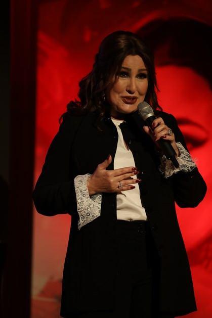 <p><span style="color:#FF0000"><strong>"SAĞDAN SOLDAN TOPLANMIŞ BİR KOKTEYL"</strong></span></p>

<p><strong>Yapay zeka ile hazırlanan eserlerin teknik a&ccedil;ıdan sorunlar barındırdığına y&ouml;nelik eleştirilere katıldığını ifade eden Duru, konu hakkında şu değerlendirmelerde bulundu:</strong></p>

<p><strong>"Yapay zekayla geliştirilen ve yapılan besteler, maalesef ciddi kompozisyon hatalarıyla dolu.&nbsp;</strong></p>
