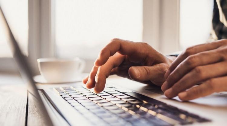 <p><strong>Yapay zeka ile &uuml;retilen şarkılar, bir s&uuml;redir m&uuml;zik d&uuml;nyasında tartışmalara sebep oluyor. Bir&ccedil;ok sanat&ccedil;ı bu şekilde &uuml;retilen eserlerin ger&ccedil;ek duygular barındırmadığını s&ouml;yleyerek "Yapay zeka bizim yerimizi alamaz, &ccedil;&uuml;nk&uuml; ger&ccedil;ek biri değil. Bizim işimiz canlı canlı duyguyu ortaya d&ouml;kmek, bunun yerini tutamaz." yorumunda bulunuyor.</strong></p>
