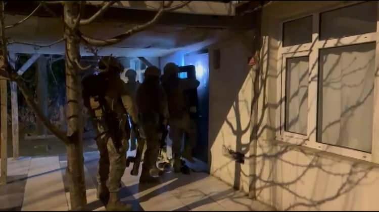 <p><span style="color:#A52A2A"><strong>ESKİ EŞ HERKESİ TEHDİT EDİP "ONU BAH&Ccedil;EYE G&Ouml;MECEĞİM" DEDİĞİ İDDİA EDİLDİ&nbsp;</strong></span></p>

<p>&nbsp;</p>

<p>Kayıp Şahıslar B&uuml;ro Amirliği ekipleri şiddetli ge&ccedil;imsizlik y&uuml;z&uuml;nden 17 yıllık evliliğin ardından ayrılan Nuriye Dilma&ccedil;'ın eski eşi Dursun D.'nin bu s&uuml;re i&ccedil;inde s&uuml;rekli ona ulaşmaya &ccedil;alıştığı, Ağrı'da yaşayan ailesini tehdit ederek <em><span style="color:#A52A2A"><strong>"Onu bulup eski evimizin bah&ccedil;esine g&ouml;meceğim"</strong></span> </em>dediğini tespit etti.</p>

<p>&nbsp;</p>

<p>Dursun D.'nin ayrıca Nuriye Dilma&ccedil;'ın Dalaman'da yaşayan erkek kardeşini de yanındaki 3 kişiyle birlikte &ouml;ld&uuml;resiye d&ouml;vd&uuml;ğ&uuml; ortaya &ccedil;ıktı.</p>
