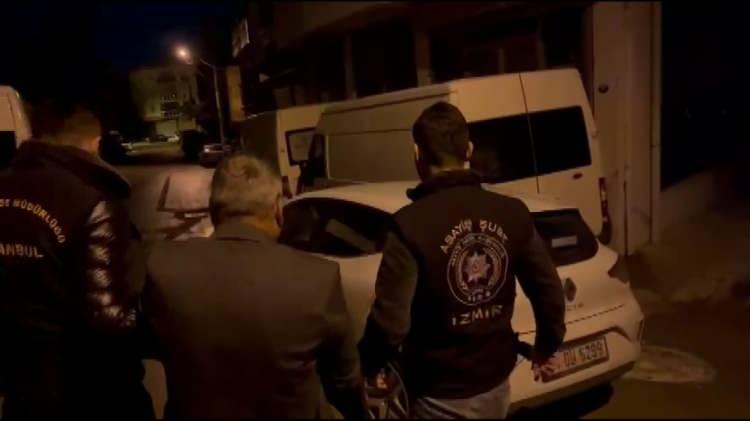 <p><span style="color:#A52A2A"><strong>2 İLDE YAPILAN OPERASYONLARDA 9 Ş&Uuml;PHELİ G&Ouml;ZLATINA ALINDI&nbsp;</strong></span></p>

<p>&nbsp;</p>

<p>Polisin yaptığı &ccedil;alışmaların ardından İzmir ve İstanbul'da tespit edilen adreslere eş zamanlı baskın yaptı. Baskınlarda Dursun D. (47) ile oğlu Eren D., Zakir D., Ercan D., Cevdet D., Emir D., S&uuml;reyya K., Hakan B. ve Muharemm S. g&ouml;zaltına alındı.</p>
