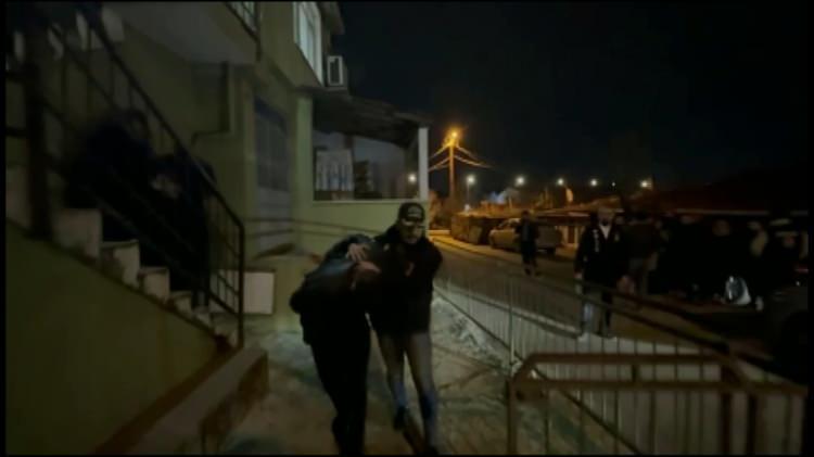 <p><span style="color:#A52A2A"><strong>CİNAYET PLANI ORTAYA &Ccedil;IKTI&nbsp;</strong></span></p>

<p>&nbsp;</p>

<p>Cinayet i&ccedil;in arkadaşından yardım isteyen Dursun D.'nin başka bir hat alarak eski eşiyle başka biriymiş gibi mesajla g&ouml;r&uuml;şt&uuml;ğ&uuml; &ouml;ğrenildi.</p>

<p>&nbsp;</p>

<p>Ancak yine iddiaya g&ouml;re<em><strong> <span style="color:#A52A2A">"kadının kamerayı a&ccedil; ya da fotoğraf g&ouml;nder"</span></strong></em> istekleri &uuml;zerine Dursun D.'nin telefonu arkadaşı Muharrem S.'nin yanına g&ouml;t&uuml;rerek eski eşiyle konuşması ve onu buluşmaya ikna etmesini istediği &ouml;ğrenildi.</p>
