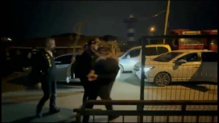 <p><span style="color:#A52A2A"><strong>KADIN BULAŞMAYA İKNA OLUNCA CİNAYET PLANI DEVREYE SOKULMUŞ&nbsp;</strong></span></p>

<p>&nbsp;</p>

<p>Bir s&uuml;re sonra Nuriye Dilma&ccedil;'ın buluşmaya ikna edilmesi &uuml;zerine Dursun D.'nin hazırladığı planı uygulamaya koyduğu belirtildi.</p>

<p>&nbsp;</p>

<p>Muharrem S., Dursun D. ve oğlu Eren D.'nin otomobile binerek buluşma yerine gittikleri, kadın gelmeden Dursun D. ile Eren D.'nin hafif ticari aracın bagaj kısmına saklandıkları &ouml;ğrenildi.</p>

<p>&nbsp;</p>

<p>Muharrem S.'nin yol &uuml;zerinde bekleyen kadını<em><strong>&nbsp;"&Ouml;n koltuğa su d&ouml;k&uuml;ld&uuml;. Sen arkaya otur" </strong></em><strong>diyerek kandırmasından bir s&uuml;re sonra bu kez </strong><em><strong>'Aracın lastiği indi galiba'</strong></em> diyerek ara&ccedil;tan ka&ccedil;tığı tespit edildi.</p>
