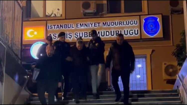 <p><span style="color:#A52A2A"><strong>OĞLU CİNAYETİ İTİRAF ETTİ</strong></span></p>

<p>&nbsp;</p>

<p>Asayiş Şube M&uuml;d&uuml;rl&uuml;ğ&uuml;nde işledikleri cinayeti anlatan tek ş&uuml;pheli oğul Eren D.'nin ise <strong>"Ben şof&ouml;r koltuğuna ge&ccedil;tim. Babam'da annemin yanına oturdu. Tartışmaya başladılar. Babam anneme vurunca bayıldı. Ardından babam onu iple boğarak &ouml;ld&uuml;rd&uuml;."</strong> dediği &ouml;ğrenildi.</p>
