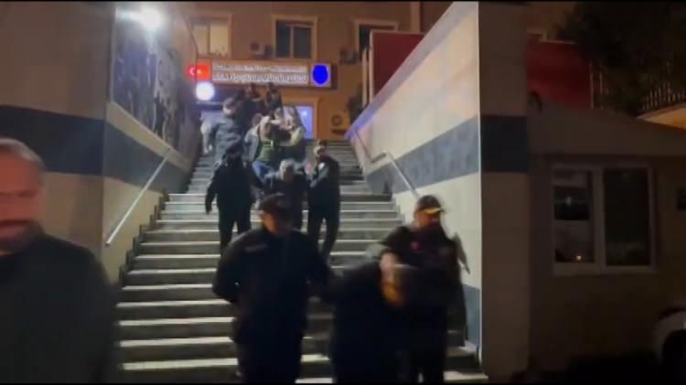 <p><span style="color:#A52A2A"><strong>HER AY CESEDİ ATTIKLARI YERE GİDİP DUA EDİYORMUŞ&nbsp;</strong></span></p>

<p>&nbsp;</p>

<p>&Ouml;te yandan cinayeti itiraf eden Eren D.'nin olaydan sonra vicdan azabı &ccedil;ektiğini ve her ay annesinin cesedini attığı yere giderek Dua ettiğini s&ouml;ylediği &ouml;ğrenildi.&nbsp;</p>
