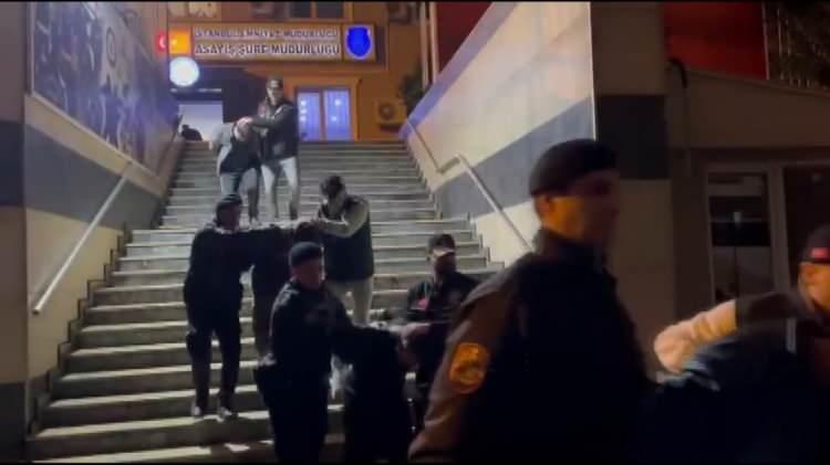 <p><span style="color:#A52A2A"><strong>6 Ş&Uuml;PHELİ TUTUKLANDI&nbsp;</strong></span></p>

<p>&nbsp;</p>

<p>Poliste işlemleri tamamlanan ş&uuml;pheliler adliyeye sevk edilirken eski eş Dursun D., oğlu Eren D. kardeşleri Zakir D., Ercan D., Cevdet D., ve Muharrem S. tutuklandı.</p>

<p>&nbsp;</p>

<p>Diğer 3 ş&uuml;pheli yurt dışı &ccedil;ıkış yasağı koyularak adli kontrol şartıyla serbest bırakıldı.</p>

<p>&nbsp;</p>

<p>&Ouml;te yandan gen&ccedil; kadının cesedini bulmak i&ccedil;in &ccedil;alışmaların aralıksız devam ettiği &ouml;ğrenildi.</p>

<p>&nbsp;</p>

<p><span style="color:#A52A2A"><em><strong>KAYANK: DHA</strong></em></span></p>
