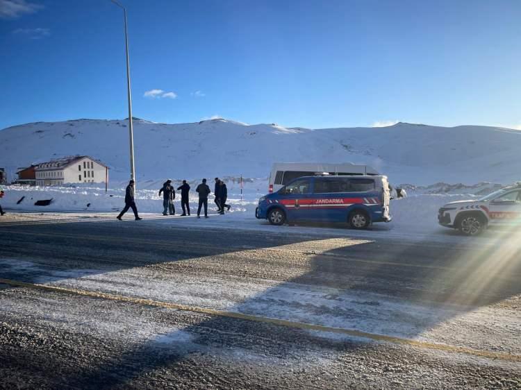 <p>Kayseri&rsquo;de Erciyes-Develi kara yolunda yolcu minib&uuml;s&uuml; ile ticari taksinin &ccedil;arpıştığı feci kazada 1&rsquo;i ağır toplam 16 kişi yaralanırken; b&ouml;lgeye jandarma, AFAD, UMKE ve &ccedil;ok sayıda sağlık ekibi sevk edildi.</p>

<p>&nbsp;</p>
