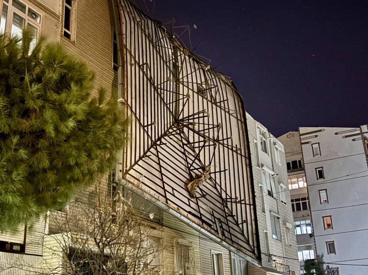 <p>Meteorolojinin uyarılarının ardından Marmara B&ouml;lgesi başta olmak &uuml;zere &ccedil;eşitli illerde şiddetli fırtına d&uuml;nden beri etkisini s&uuml;rd&uuml;rmeye devam ediyor. Yurdun b&uuml;y&uuml;k b&ouml;l&uuml;m&uuml;n&uuml; etkisi altına alan fırtına, g&uuml;nl&uuml;k yaşamı zorlaştırırken ulaşımda da aksamalara neden oldu.</p>

<p>&nbsp;</p>
