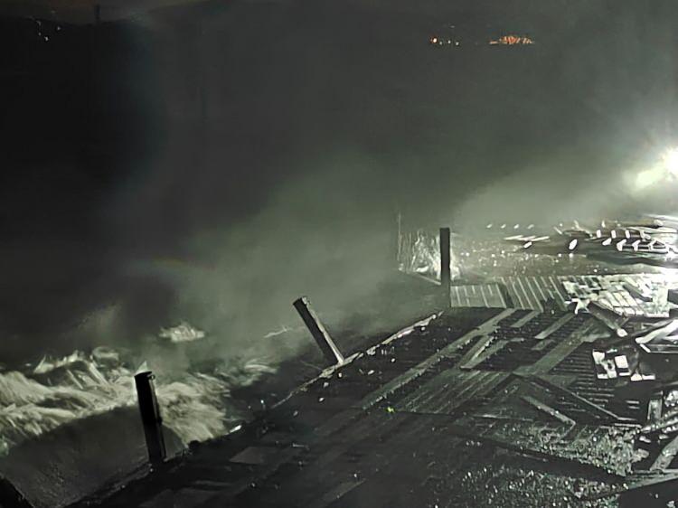 <p>&Ccedil;atının altında kalan kadını g&ouml;ren restoran &ccedil;alışanları durumu hemen 112 Acil &Ccedil;ağrı Merkezine bildirdi. İhbar &uuml;zerine olay yerine jandarma ve sağlık ekipleri sevk edildi.</p>

<p>&nbsp;</p>

<p>Kısa s&uuml;rede adrese gelen sağlık ekipleri kadını ambulansa alarak G&uuml;zelyurt İl&ccedil;e Devlet Hastanesi Acil Servisine kaldırdı. Kadın burada yapılan t&uuml;m m&uuml;dahalelere rağmen kurtarılamayarak hayatını kaybederken, olayla ilgili inceleme başlatıldı.</p>
