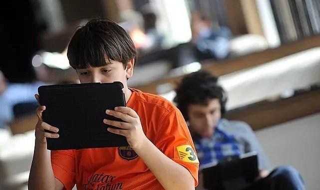 <p>15 yaş altındaki &ccedil;ocuklara sosyal medya yasağı getirilmesini &ouml;ng&ouml;ren d&uuml;zenleme i&ccedil;in hazırlanan torba yasa teklifi, Ocak ayı sonunda TBMM'de ilgili komisyona sunulacak.</p>

<p>&nbsp;</p>
