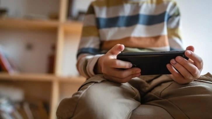 <p>15 yaş altı sosyal medya kısıtlamasının T&uuml;rkiye'de de hayata ge&ccedil;irilmesiyle birlikte, &ccedil;ocukların zararlı i&ccedil;eriklere, dijital zorbalığa ve bağımlılığa karşı daha g&uuml;&ccedil;l&uuml; şekilde korunması hedefleniyor.</p>

<p>&nbsp;</p>
