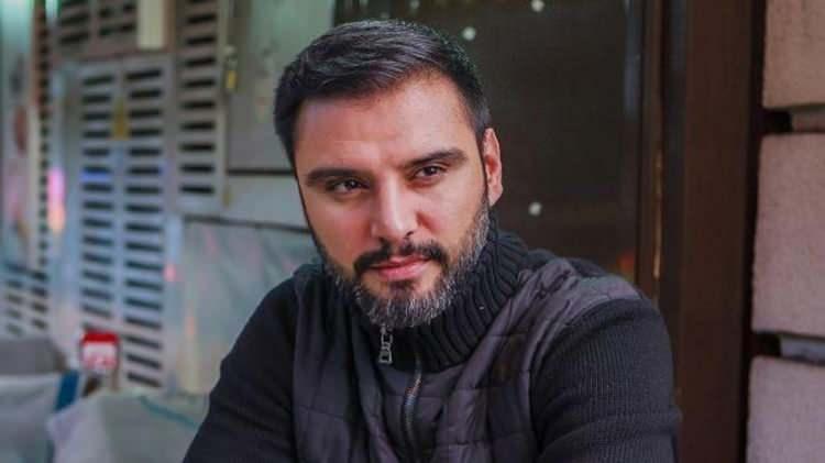 <p><strong><span style="color:rgb(178, 34, 34)">ALİŞAN</span></strong></p>

<p>"Hen&uuml;z duygularını tanımayı, kendini korumayı &ouml;ğrenmemiş bir &ccedil;ocuğu sosyal medyanın acımasız d&uuml;nyasına bırakmak, &ouml;zg&uuml;rl&uuml;k değil onları tehlikenin i&ccedil;ine atmaktır.</p>

<p>Bu karar, &ccedil;ocukların ruhunu korumak i&ccedil;in atılacak kıymetli bir adımdır. Bir baba olarak bu tasarıyı y&uuml;rekten destekliyorum."</p>

<p>&nbsp;</p>
