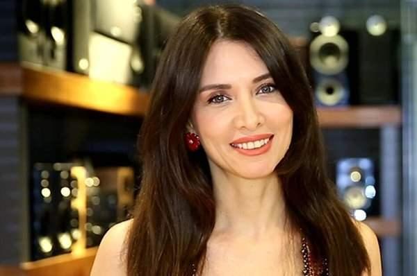 <p><strong><span style="color:rgb(178, 34, 34)">NEFİSE KARATAY</span></strong></p>

<p>"Bu girişimi destekliyorum. &Ccedil;&uuml;nk&uuml; sosyal medyada maalesef bir yaş sınırı uygulaması olmadığı i&ccedil;in &ccedil;ocuklar derslerine kanalize olacaklarına bir&ccedil;ok gereksiz bilgi &ouml;ğreniyor.</p>

<p>Bu y&uuml;zden bir sınırlama olması gerektiğine inanıyorum."</p>

<p>&nbsp;</p>
