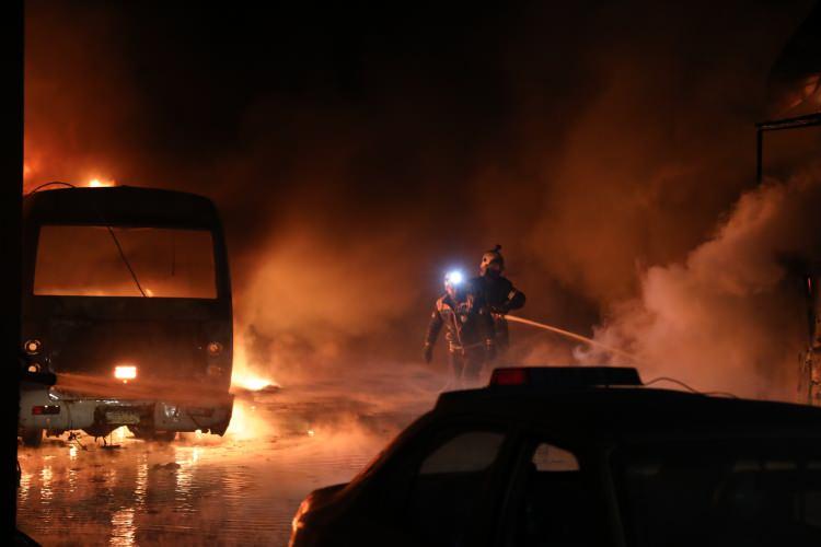 <p><span style="color:rgb(255, 255, 255)">&Ccedil;atışmalar sonucu, b&ouml;lgede bulunan bir fırın ile bazı bina ve ara&ccedil;lar yanarak hasar g&ouml;rd&uuml;.</span></p>
