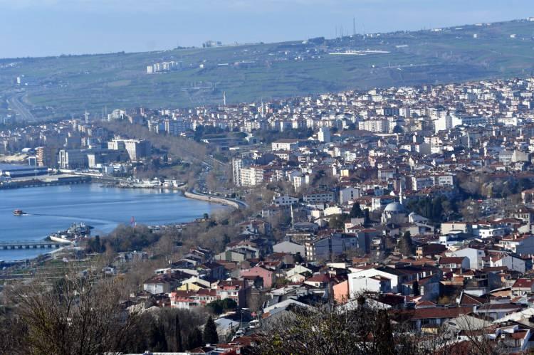 <p>Tekirdağ Namık Kemal &Uuml;niversitesi (NK&Uuml;) Yapı İşleri ve Teknik Daire Başkanı Dr. &Ouml;ğretim G&ouml;revlisi Ahmet Bal, Marmara Denizi&rsquo;nde meydana gelen 6.2 b&uuml;y&uuml;kl&uuml;ğ&uuml;ndeki depremin, Tekirdağ a&ccedil;ıklarındaki iki b&uuml;y&uuml;k &ccedil;ukuru hareketlendirdiğini belirterek, "Bu &ccedil;&ouml;kellerin hareketlenmesi de denizin i&ccedil;erisinde tsunami riskini artırıyor. Bu da sadece sahil şeridindeki yapılarımızın depremle karşı karşıya olmadığını, ikinci afet olarak da tsunamiyle karşılaşabilme ihtimalini y&uuml;kseltiyor" dedi.</p>

<p>&nbsp;</p>
