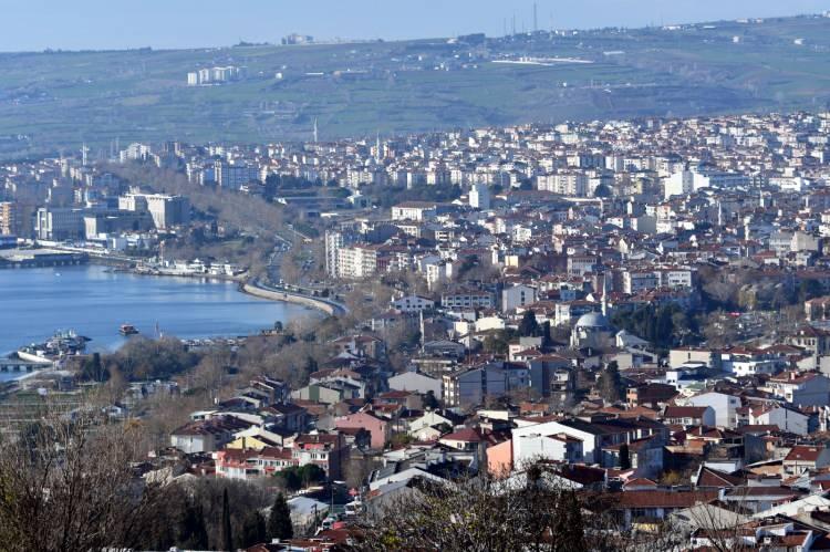 <p>Taramalarda, en &ccedil;ok zorlandıkları b&ouml;lgenin Kumbağ Mahallesi ile Marmaraereğlisi il&ccedil;esine kadar uzanan sahil şeridi olduğunu vurgulayan Dr. Bal,&nbsp;<strong>&ldquo;&Ccedil;&uuml;nk&uuml; sahil şeridindeki yapılarda kontrols&uuml;z bir şekilde yapılaşma s&ouml;z konusu. Burada neredeyse Kumbağ&rsquo;dan Marmaraereğlisi'ne kadar ikincil ev olarak kullanılan ya da yazlık olarak kullanılan &ccedil;ok fazla yapı stoku var ve bunlar maalesef ki denize &ccedil;ok yakın oldukları i&ccedil;in ciddi korozyon etkisiyle baş başa ve bu yapıların &ccedil;oğu 80&rsquo;li, 90&rsquo;lı yıllarda yapılmış"</strong>&nbsp;diye konuştu.</p>
