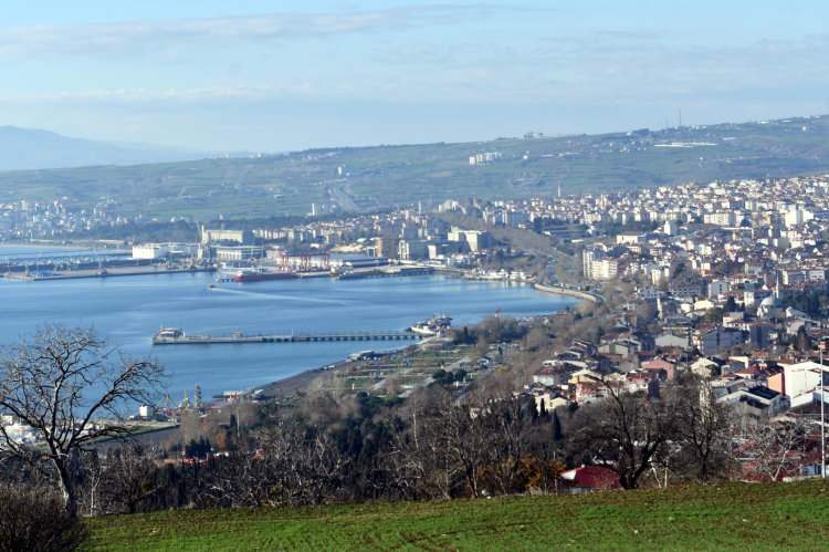 <p><span style="color:#B22222"><strong>DENİZ 50 METRE İ&Ccedil;ERİ GİREBİLİR</strong></span></p>

<p>B&ouml;lgede korozyon riskinin yanı sıra Boğazi&ccedil;i &Uuml;niversitesi ve Namık Kemal &Uuml;niversitesi&rsquo;nin incelemesi sonucunda Marmara Denizi a&ccedil;ıklarında tespit edilen iki b&uuml;y&uuml;k &ccedil;ukura dikkat &ccedil;eken Dr. Ahmet Bal, ş&ouml;yle konuştu:</p>
