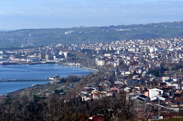 <p><em><strong>Korozyon etkisinden dolayı i&ccedil;indeki donatılar paslanmış durumda. Ve tabii ki eski y&ouml;netmeliğin şartlarına g&ouml;re yapıldığı i&ccedil;in yapısal olarak da emniyetli değiller. Bir de buna ilave olarak tsunami riski s&ouml;z konusu olduğunda maalesef bu yapıların deprem dayanımının &ccedil;ok y&uuml;ksek olmadığını, &ouml;zellikle sahil şeridinde ciddi risk barındırdığınızı s&ouml;ylememiz gerekiyor" </strong></em>ifadelerini kullandı.</p>

<p>&nbsp;</p>
