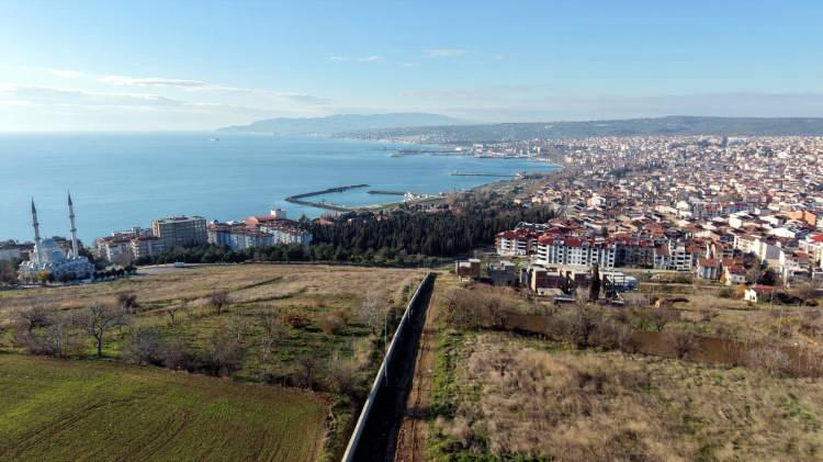 <p><em><strong>Buradaki yapılarımız maalesef &ccedil;ok zayıf olduğu i&ccedil;in hem bizim hızlı taramalarda işimizi &ccedil;ok zorlaştırıyor hem de 23 Nisan'dan beri olan depremler &ouml;zellikle bu ikincil afet riskini yani depremden sonra tsunami riskini de gittik&ccedil;e daha olağan, daha g&ouml;r&uuml;n&uuml;r hale getiriyor."</strong></em></p>
