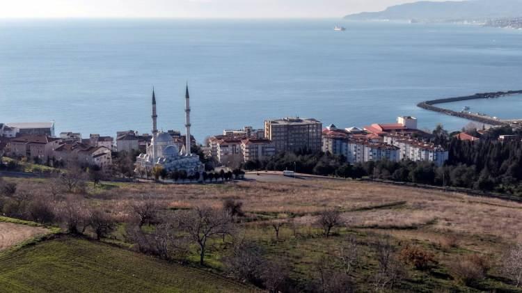 <p><em><strong>&ldquo;Tekirdağ'da iki tane b&uuml;y&uuml;k &ccedil;ukur bulunuyor denizin i&ccedil;erisinde. Buralardaki derin &ccedil;ukurlar &uuml;zerinde biriken, &ccedil;&ouml;ken tabakaların &ouml;zellikle ge&ccedil;en yıl 23 Nisan depreminden itibaren hareketlendiğini d&uuml;ş&uuml;n&uuml;yoruz. Dolayısıyla bu &ccedil;&ouml;kenlerin hareketlenmesi de denizin i&ccedil;erisinde tsunami riskini artırıyor. Bu da sadece sahil şeridindeki yapılarımızın depremle karşı karşıya olmadığını, ikinci afet olarak da tsunamiyle karşılaşabilme ihtimalini y&uuml;kseltiyor.&nbsp;</strong></em></p>

<p>&nbsp;</p>
