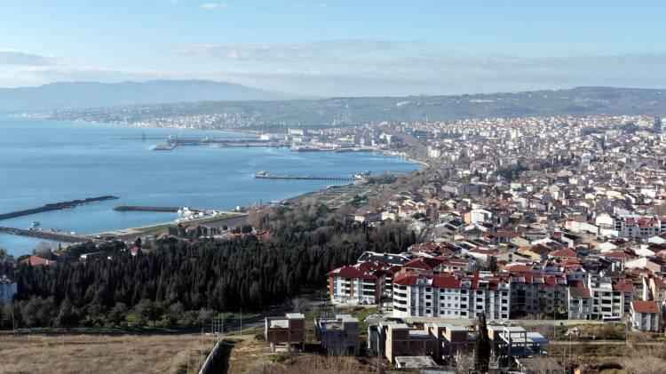 <p><span style="color:#B22222"><strong>KOROZYON ETKİSİ VE ZAYIF YAPILAR</strong></span></p>

<p>&nbsp;</p>

<p>Sahil kesimindeki yapı stokunun da riskli olduğunu s&ouml;yleyen Dr. Bal, <em><strong>"A&ccedil;ık&ccedil;ası s&ouml;ylemek gerekirse, biz &Ccedil;orlu&rsquo;nun hızlı taramasını neredeyse bitirdik. S&uuml;leymanpaşa merkezde bu &ccedil;alışmalara devam ediyoruz. Ama dediğim gibi bizi en &ccedil;ok yoran sahil kesimi oluyor. &Ccedil;&uuml;nk&uuml; buradaki evler maalesef denize &ccedil;ok yakın.</strong></em></p>

<p>&nbsp;</p>
