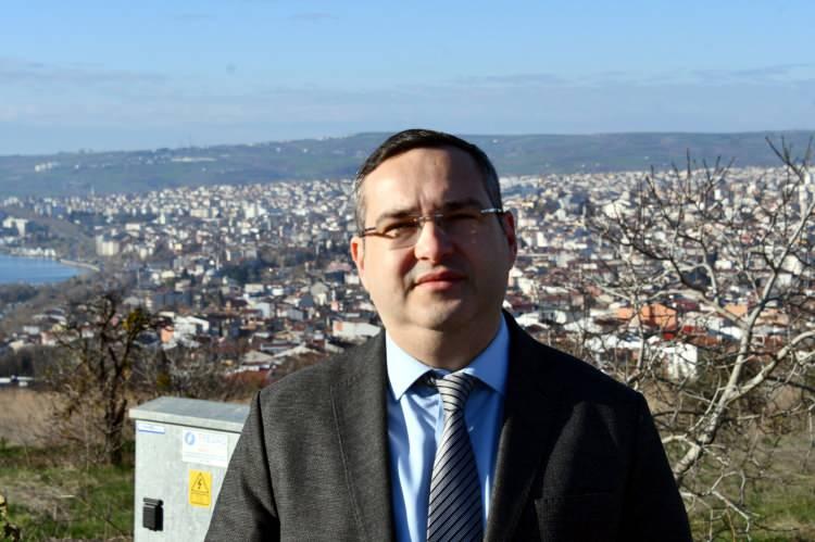 <p><em><strong>Tsunami riski &ouml;zellikle bizim Tekirdağ i&ccedil;in konuşursak, Kumbağ&rsquo;dan Marmaraereğlisi'ne kadar iki b&uuml;y&uuml;k &ccedil;ukurda &ccedil;&ouml;kellerin hareketiyle meydana gelebilmesi ve yaklaşık sahil şeridinin 50 metre i&ccedil;erisine kadar girmesi s&ouml;z konusu ve 2 metreye yakın dalga y&uuml;ksekliği bekliyoruz.&nbsp;</strong></em></p>
