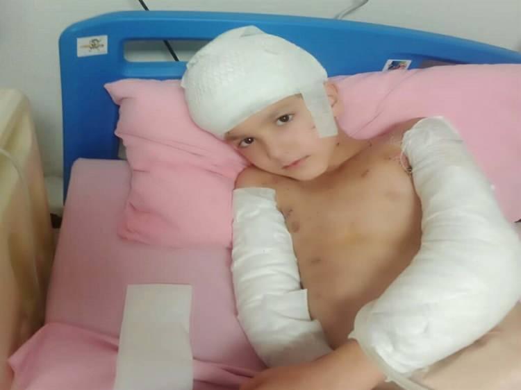 <p>Ankara'da <span style="color:#A52A2A"><strong><em>Tunahan Yılmaz'ın(12)</em></strong></span> başıboş sokak k&ouml;pekleri saldırısı sonucu ağır yaralandığı olaya ilişkin a&ccedil;ılan manevi tazminat davasında <span style="color:#A52A2A"><strong><em>mahkeme, g&ouml;r&uuml;lmemiş bir tazminat kararı verdi.&nbsp;</em></strong></span></p>
