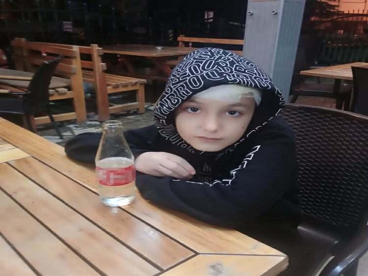 <p><span style="color:rgb(165, 42, 42)"><strong>AİLE&nbsp; TAZMİNAT DAVASI A&Ccedil;TI</strong></span></p>

<p>&nbsp;</p>

<p>Yılmaz ailesi, Tunahan'ın 15 ameliyat ge&ccedil;irdiği ve tıbbi operasyonlarının uzun s&uuml;re devam edeceği, okuluna gidemediği ve davalı idarelerin hizmet kusurunun bulunduğu gerek&ccedil;eleriyle avukatları&nbsp;<span style="color:rgb(165, 42, 42)"><strong><em>Aslıhan Erg&uuml;n Ercan aracılığıyla 10 milyon liralık manevi tazminat davası a&ccedil;tı.</em></strong></span></p>
