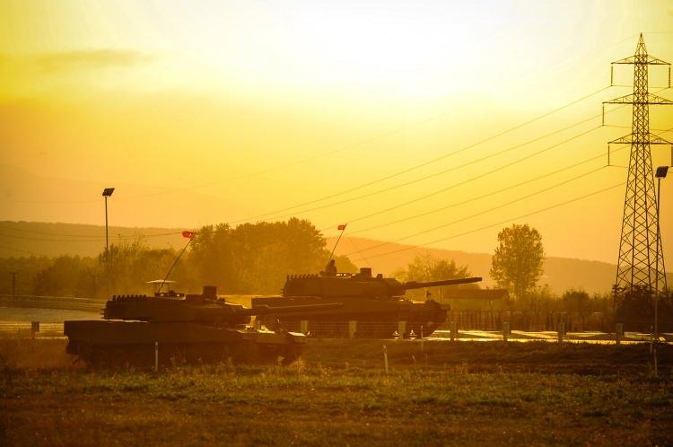 <p><strong><span style="color:rgb(178, 34, 34)">SERİ &Uuml;RETİM İ&Ccedil;İN &Ouml;N KOŞUL SAĞLANDI</span></strong></p>

<p>Haberde, BATU motorunun kabul&uuml;n&uuml;n, yerli sistemlerle &ccedil;alışan ALTAY tanklarına ge&ccedil;iş i&ccedil;in bir &ouml;n koşul olduğu, ara&ccedil; entegrasyonu, daha ileri kalifikasyon ve saha testleri i&ccedil;in bu adımın &ouml;nemli bir kilometre taşını temsil ettiği aktarıldı.</p>
