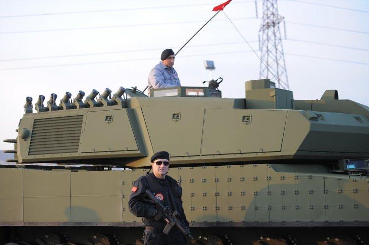 <p><strong><span style="color:rgb(178, 34, 34)">ULUSLARARASI PAZARDA ETKİLİ OYUNCU</span></strong></p>

<p>Teknik etkilerinin &ouml;tesinde, BATU'nun stratejik ve end&uuml;striyel &ouml;neme sahip olduğu, tahrik sistemlerinin, ana muharebe tanklarının ihracat a&ccedil;ısından en hassas bileşenleri arasında yer aldığı ve yabancı motor ve şanzımanlara getirilen kısıtlamalarla birlikte T&uuml;rkiye'nin ALTAY ile uluslararası pazarlarda etkili bir oyuncu olarak yerini alacağı ifade edildi. Ayrıca, yerli olarak geliştirilen motorun, Ankara'nın bu konudaki konumunu g&uuml;&ccedil;lendireceği dile getirildi.&nbsp;</p>
