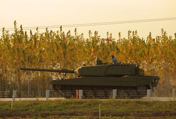 <p>ALTAY tankının dışa bağlı olmadan yerli olarak hızla g&uuml;&ccedil;leneceğinin altı &ccedil;izilen haberde, T&uuml;rk Silahlı Kuvvetlerine katılımının artırılması ile birlikte tankın sahada yansımasının d&uuml;şman i&ccedil;in ezici olacağı aktarıldı.</p>
