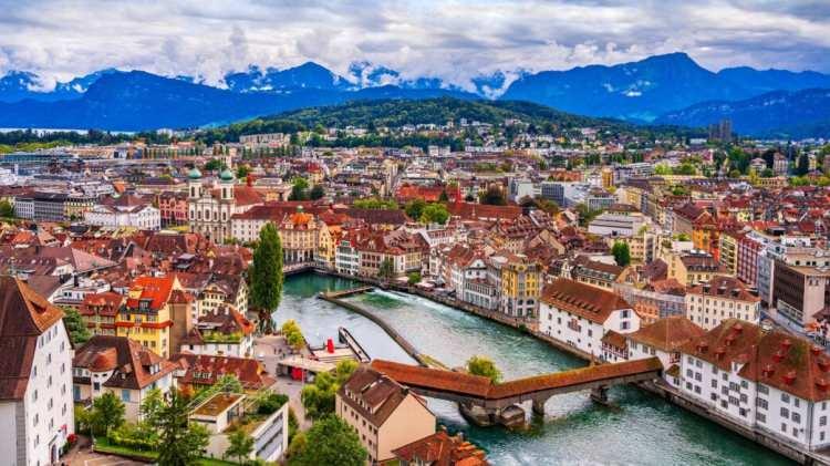 <p><strong>İSVİ&Ccedil;RE </strong>- Model</p>
