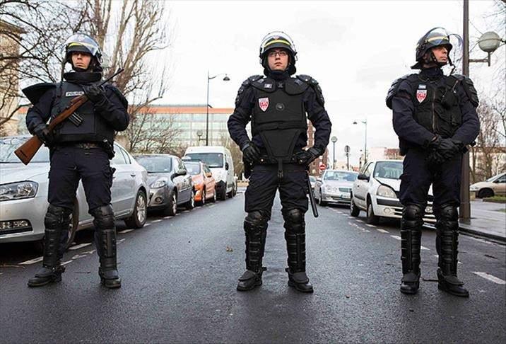 <p><span style="color:#B22222"><strong>FRANSA - </strong></span>Polis Memuru</p>
