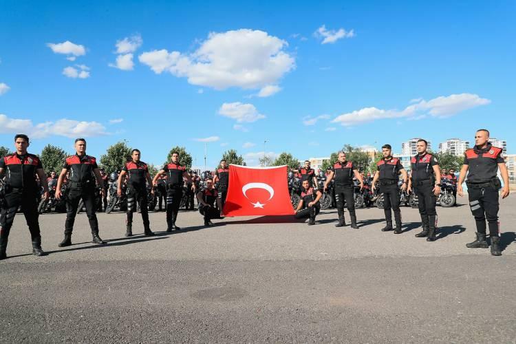 <p><span style="color:#B22222"><strong>T&Uuml;RKİYE </strong></span>- Polis Memuru</p>
