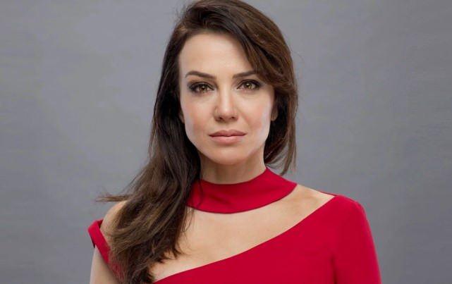 <p><span style="color:#B22222"><strong>DENİZ UĞUR</strong></span></p>

<p><em><strong>"T&uuml;rkiye'de bu konunun g&uuml;ndeme gelmesi umut verici. Sosyal medya ateşten bir g&ouml;mlek. Doğru ve bilin&ccedil;li kullanılması gerekiyor. Diğer yandan, 15 yaş bilincinde dahi olmayan yetişkin sosyal medya kullanıcılarını da g&ouml;r&uuml;yoruz. Bunlara nasıl &ouml;nlem alabiliriz, işte onu bilemiyorum!"</strong></em></p>
