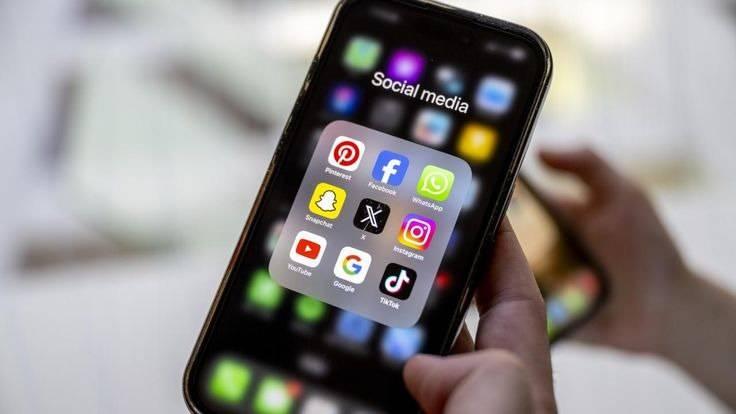 <p>Ge&ccedil;tiğimiz aylarda Avustralya&rsquo;da uygulanmış olan 16 yaşın sosyal medyaya erişim sınırı kararı, sosyal medyada ses getirmişti. Bir&ccedil;ok &uuml;lke bunu desteklerken bu yasaya karşı &ccedil;ıkanlar da olmuştu.&nbsp;</p>
