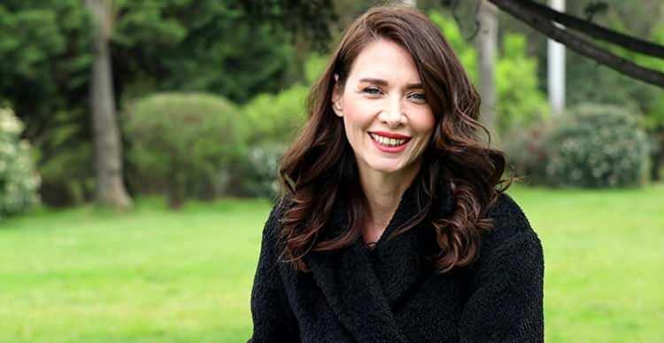 <p><span style="color:#B22222"><strong>NEFİSE KARATAY</strong></span></p>

<p><em><strong>"Bu girişimi destekliyorum. &Ccedil;&uuml;nk&uuml; sosyal medyada maalesef bir yaş sınırı uygulaması olmadığı i&ccedil;in &ccedil;ocuklar derslerine kanalize olacaklarına bir&ccedil;ok gereksiz bilgi &ouml;ğreniyor. Bu y&uuml;zden bir sınırlama olması gerektiğine inanıyorum."</strong></em></p>
