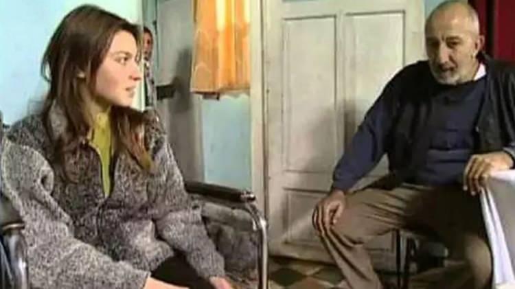 <p>S&ouml;zc&uuml;'de yer alan habere g&ouml;re, Beyoğlu'nda bir arkadaşıyla &ccedil;ay i&ccedil;erken g&ouml;r&uuml;nt&uuml;lenen usta oyuncuyu g&ouml;renler tanımakta zorlandı.&nbsp;</p>
