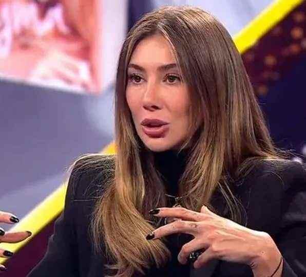 <p>"Sosyal medyada samimiyete ne kadar inanırsınız, ne kadar g&uuml;venirsiniz, ne kadar size ge&ccedil;er, bunun da farkına pek senelerdir varmamıştım aslında. Ama sonu&ccedil;ta hakkımda s&ouml;ylenenlerin ve olan biten her şeyin farkındayım. Aynı zamanda şunun da farkındayım: Hayatımın, kaderimin ve hayatımın ritminin benim se&ccedil;imlerimden ibaret olduğunun, yaşadıklarımın, &ouml;ğrendiklerimin ve yol boyunca yaptığım her şeyin kendi se&ccedil;imlerim olduğunun farkındayım. Hayatımın ve kişisel gelişimimin sorumluluğunu tamamen ben alıyorum.</p>

<p>&nbsp;</p>
