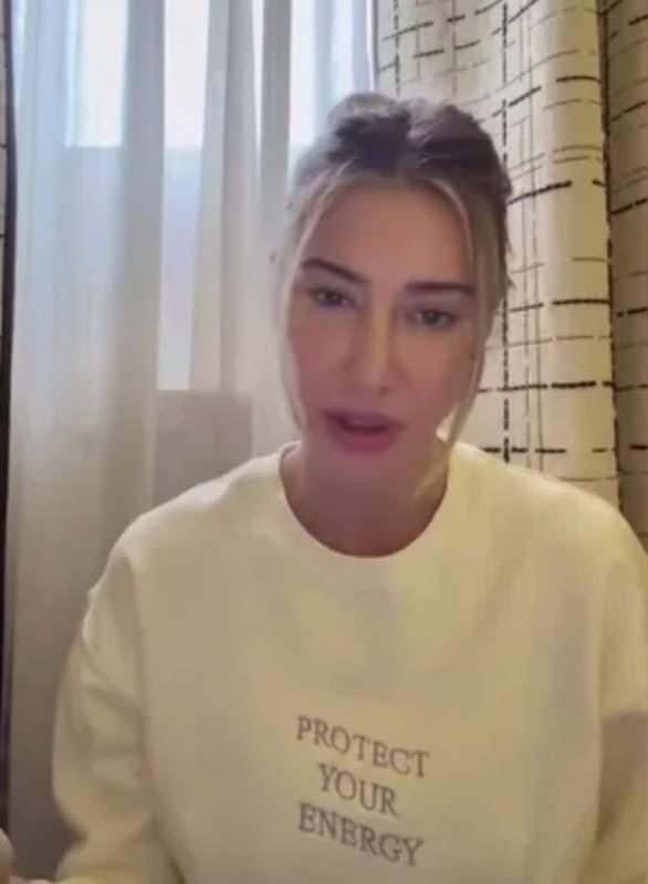 <p>"YAPTIKLARIMIN HEPSİNDEN BEN SORUMLUYUM"</p>

<p>Buradan bunu paylaşmak doğru mu, değil mi, a&ccedil;ık&ccedil;ası pek de emin değilim. Ama yine de beni anlayan, samimiyetine g&uuml;vendiğim ve ulaşabilen kişilere s&ouml;yl&uuml;yorum. Samimi bir t&ouml;vbe s&uuml;recinden ge&ccedil;iyorum, ge&ccedil;tim ve ge&ccedil;eceğim. Kendimle ve geleceğimle ilgili ger&ccedil;ekten kararlar aldığım b&uuml;y&uuml;k bir d&ouml;nemdeyim. Şu anda ve her zaman odağım, sağlığım, kızım ve daha fazla farkındalık, inan&ccedil; ve sorumlulukla yaşamak. Zaten bu hep b&ouml;yleydi ama belki de yaşamamız gereken kaderi yaşıyoruz. Her şerde bir hayır vardır. Yaptıklarımın hepsinden ben sorumluyum. Bundan sonra yoluma sessizce, d&uuml;r&uuml;st&ccedil;e ve saygıyla devam etmeyi se&ccedil;iyorum.</p>
