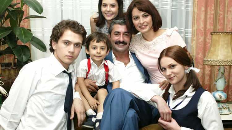 <p><strong>2010-2013 yılları arasında yayınlanan ve yayınlandığı d&ouml;neme damga vuran '&Ouml;yle Bir Ge&ccedil;er Zaman ki' dizisinde 'K&uuml;&ccedil;&uuml;k Osman' rol&uuml;yle ş&ouml;hreti yakalayan Emir Berke Zincidi, daha sonra 'K&uuml;&ccedil;&uuml;k Ağa' dizisinde 'Mehmetcan' karakteriyle rol almıştı.</strong></p>
