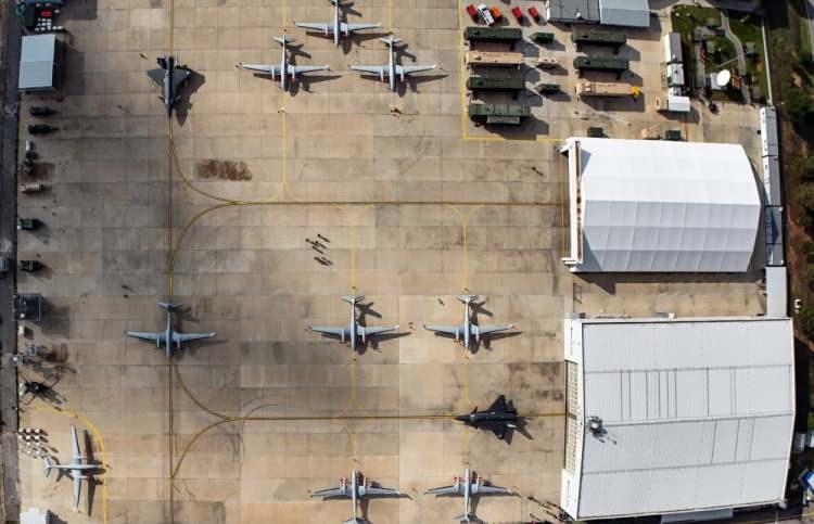 <p>Baykar U&ccedil;uş Eğitim ve Test Merkezi Birim Lideri Halil Akar, "5 adet KIZILELMA prototipi &uuml;rettik, 2 adette seri &uuml;retim u&ccedil;ağını &uuml;retmiş durumdayız. Şuana kadar AKINCI hava aracında 110 adet hava aracını hem yurt i&ccedil;i hem yurt dışı olmak &uuml;zere teslimini ger&ccedil;ekleştirmiş durumdayız. İnşallah bu rakam yıl sonu itibariyle bu rakam 120'ye &ccedil;ıkacak" dedi.</p>
