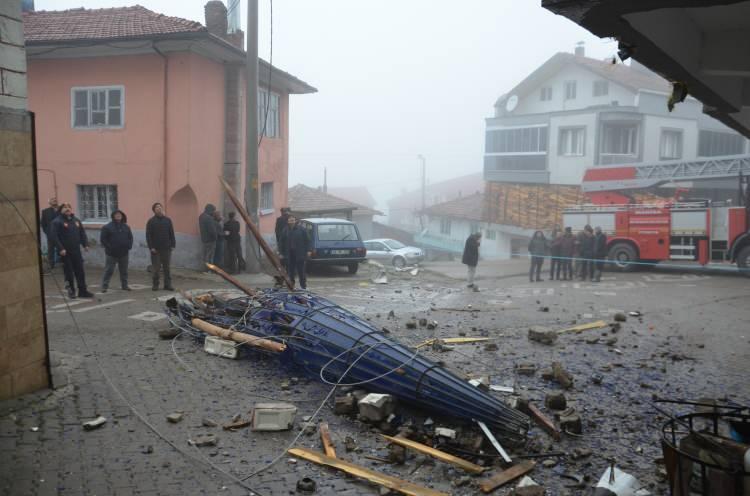 <p>Fırtına nedeniyle 4 kentten ise kahreden haber geldi. Fırtınanın neden olduğu sebeplerden 4 kişi hayatını kaybetti. İşte detaylar..</p>

<p>&nbsp;</p>
